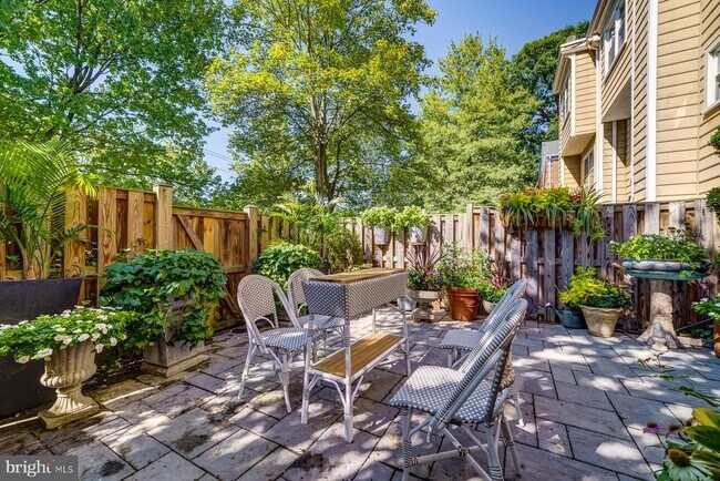 Building Photo - 8 Carriage House Cir