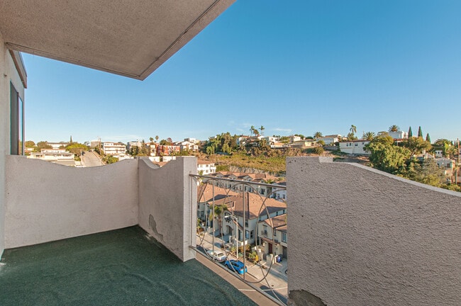 Building Photo - HUGE 2BD/2BA CONDO IN MISSION HILLS - AMAZ...