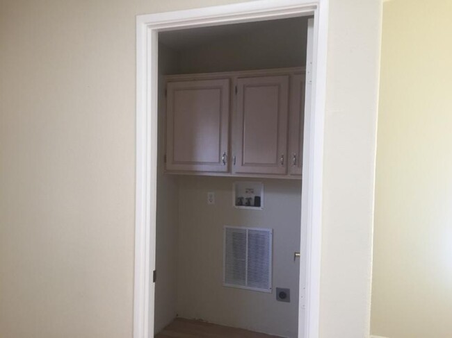Building Photo - 2 bedroom in PHOENIX AZ 85041