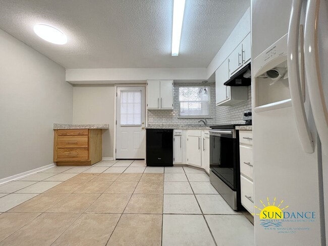 Building Photo - Quaint 2 Bedroom Townhouse in Fort Walton Beach!