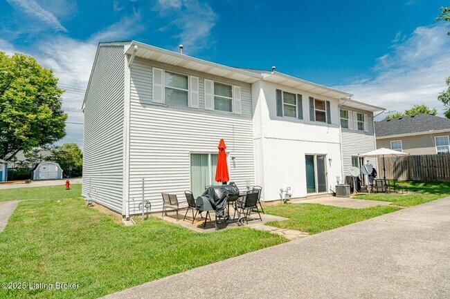 Building Photo - Condo in Shelbyville!