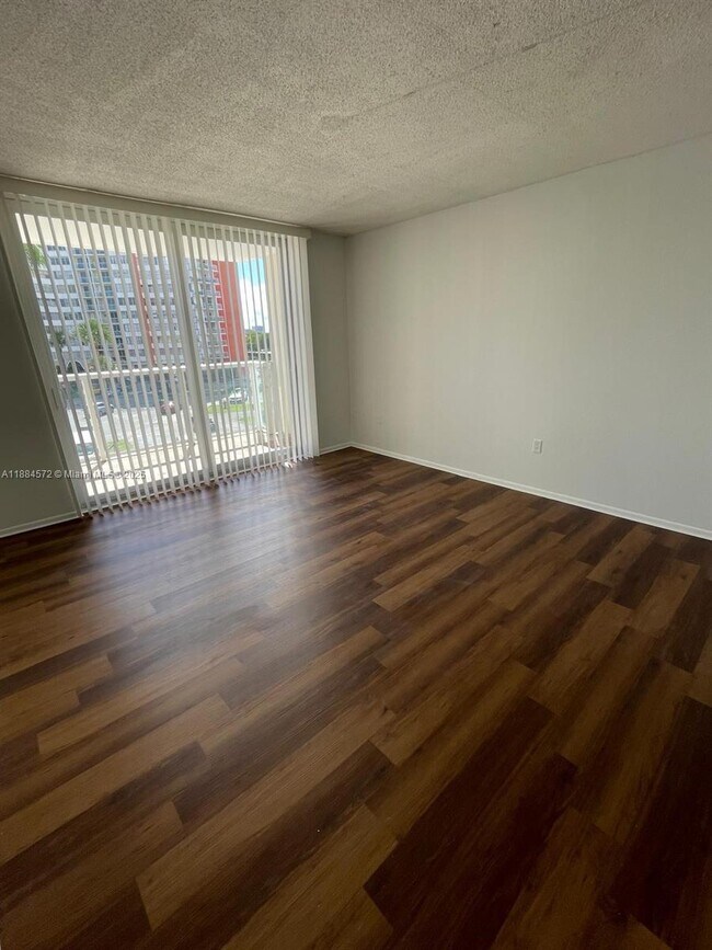 Building Photo - 1301 NE Miami Gardens Dr