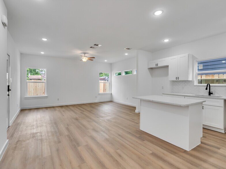Building Photo - 8104 Crestview Dr