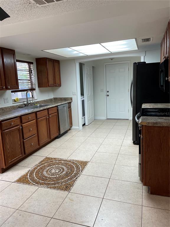 Building Photo - 16131 Manorwood Cir