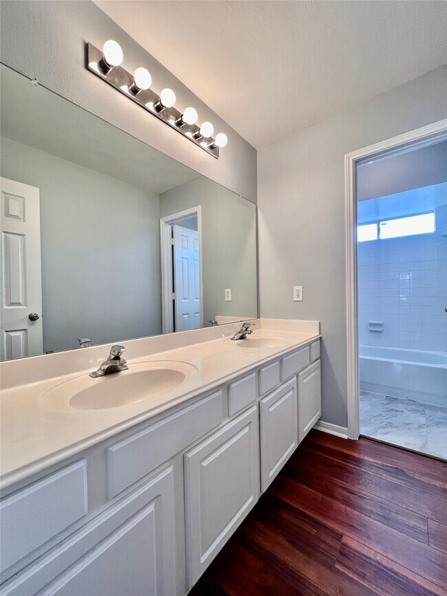 Building Photo - 3311 Whitebud Dr