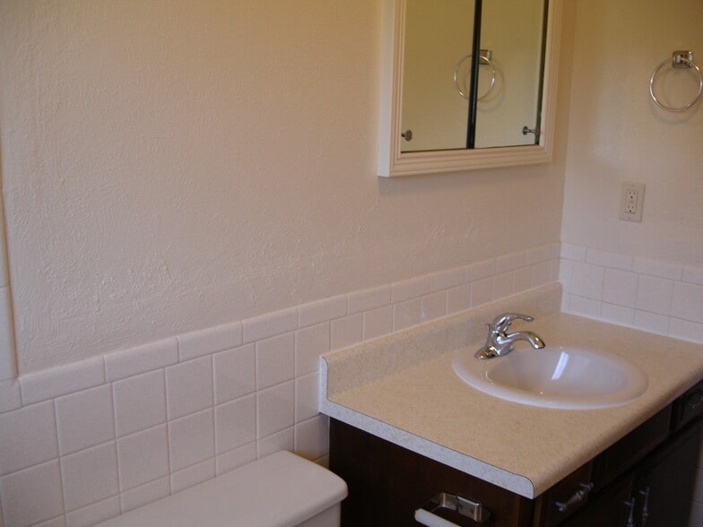 Bath Vanity - 7101 N Park Ave