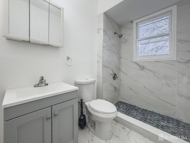 Building Photo - 556 Roosevelt Ave