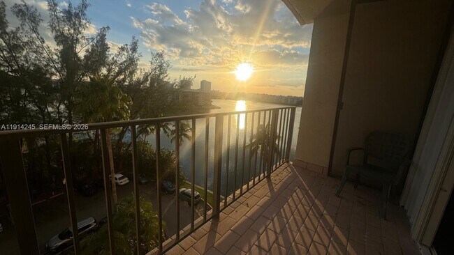 Building Photo - 18151 NE 31st Ct