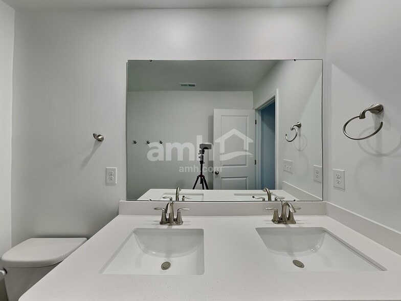 Building Photo - 1007 Guildcrest Ct