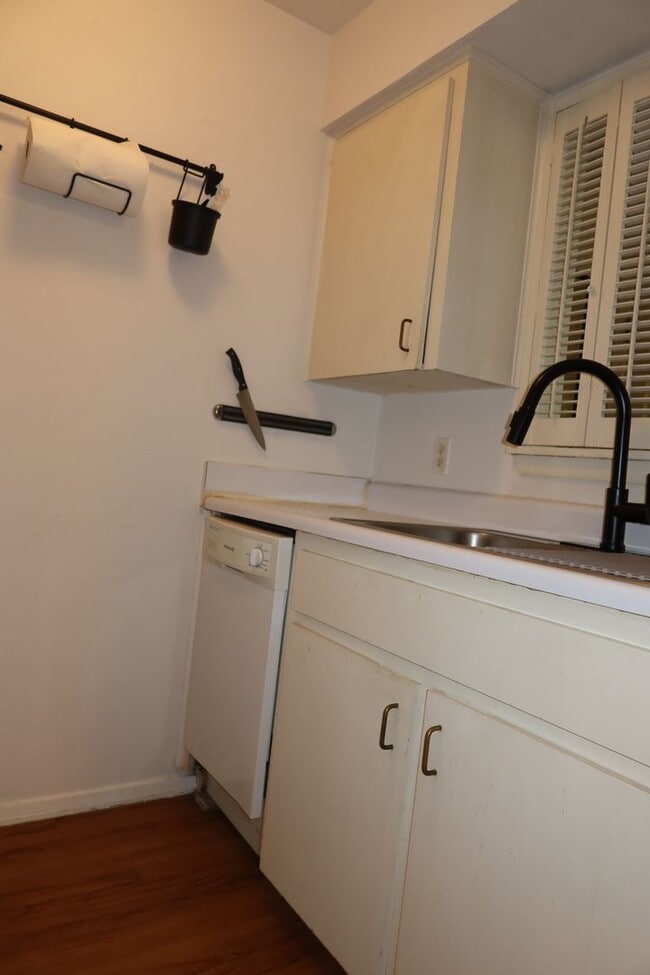 Building Photo - Hyde Park Country Condo - Furnished - 1BD/1BA - Covered Parking -Close to Everything