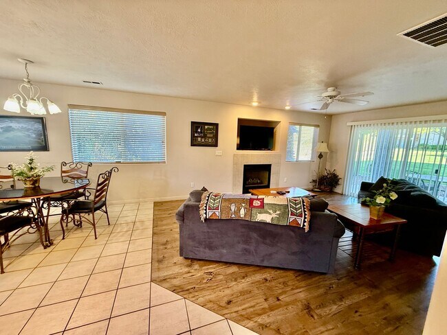 Building Photo - 1845 W Canyon View Dr