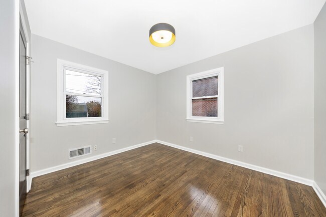 Building Photo - 406 E 9th St