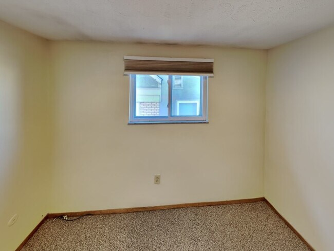Building Photo - 94 E 18th Ave