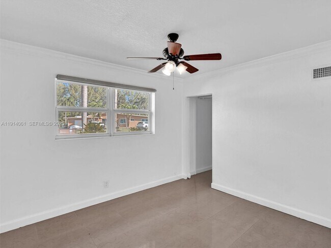 Building Photo - 4416 SW 35th Ave