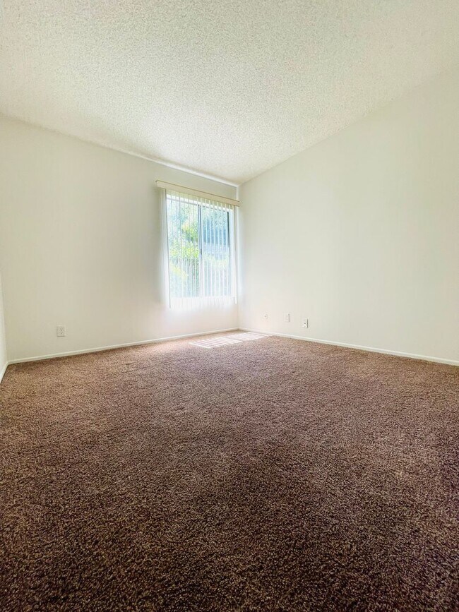 Building Photo - Spacious 2-bedroom, 2-bathroom condo featu...