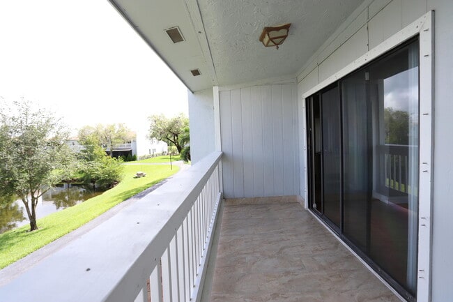 Building Photo - 1715 Woodbridge Lakes Cir