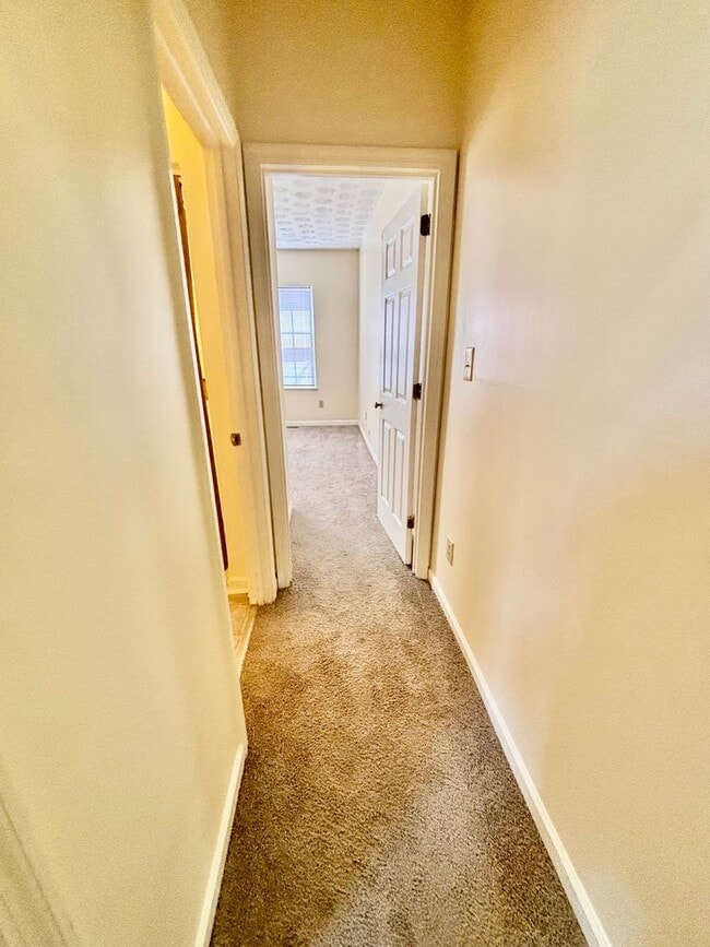 Building Photo - 2 Bedroom Duplex within walking distance o...