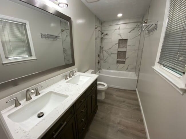 Building Photo - Welcome to this charming 3-bedroom, 2-bath...