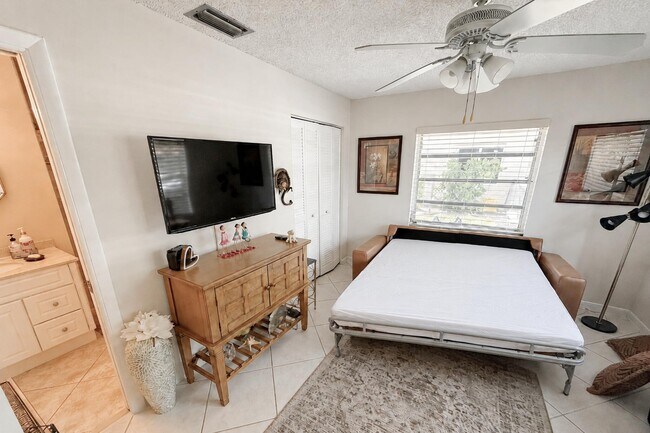 Building Photo - 5910 Via Delray Blvd