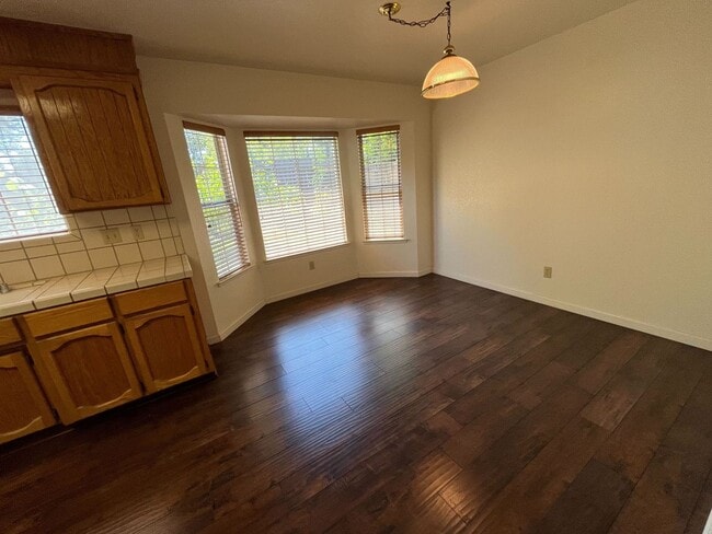 Building Photo - Spacious & Stylish 4-Bed Home in Prime Sto...