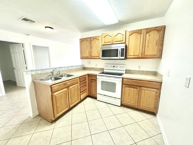 Building Photo - 5106 Sanibel Ave