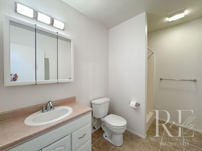 Building Photo - Spacious 4-Bedroom Home with Garage on Qui...