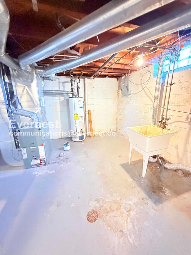 Building Photo - 2 Bed/1 Bath Home with Laundry Hookups / Pet-Friendly / Vouchers Accepted / Available Now!