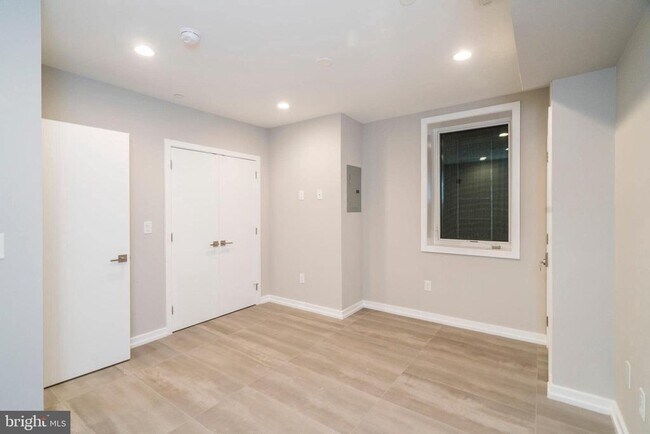 Building Photo - 1436 Clymer St