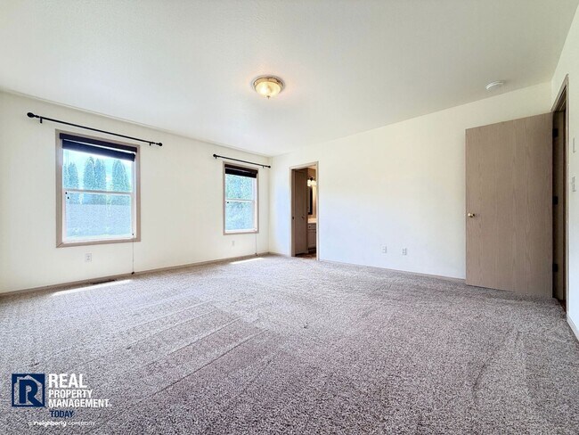 Building Photo - Beautiful 4BR Home Near Orting with Large Yard, Oversized Garage & A/C