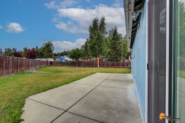 Building Photo - East Anchorage Home with In Unit Laundry a...