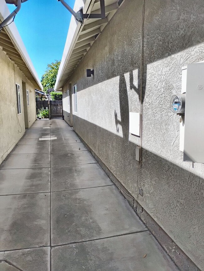 Building Photo - 628 Gateway Dr
