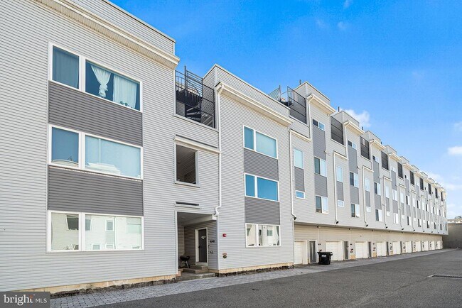 Building Photo - 1640 N 5th Ct