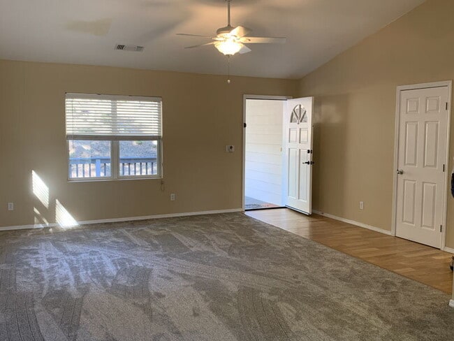 Building Photo - Spacious 2-bedroom home near Lyons Park; r...