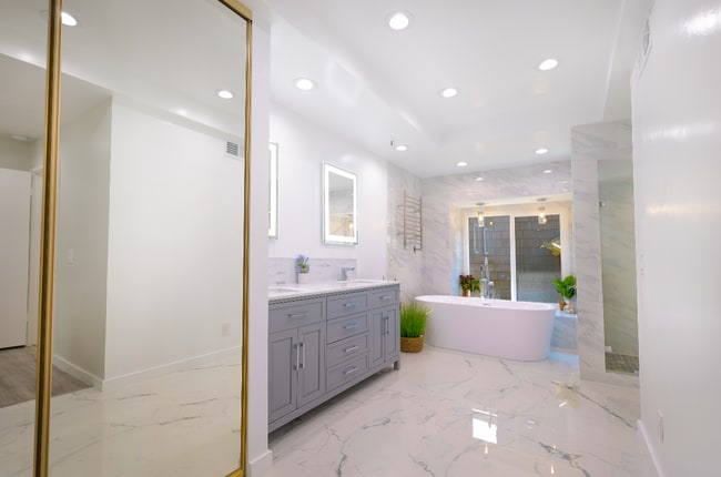 Building Photo - Renovated 3 Bed, 3 Bath Townhome Available...