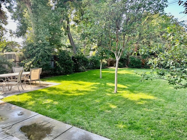 Building Photo - Charming 3/1 in the Heart of Tower Distict