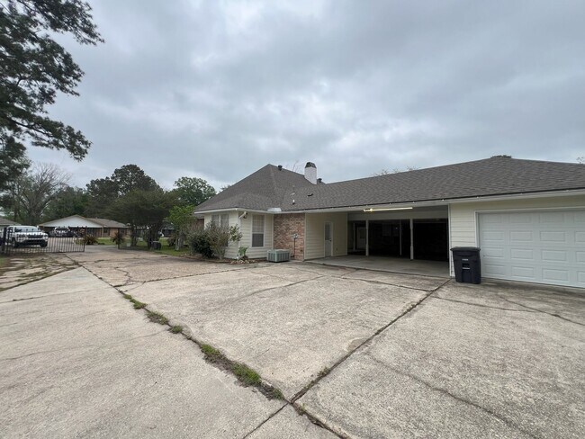 Building Photo - Newly remodeled, 4 bedroom, 2.5 bathroom home in Baton Rouge, LA