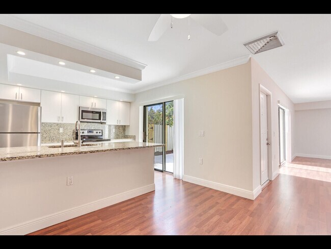 Building Photo - 2734 27th Ct