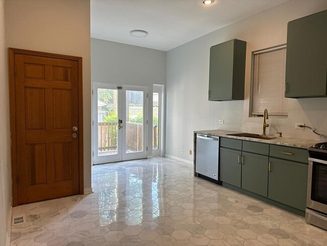 Building Photo - 923 W Fletcher St