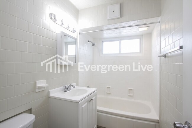 Building Photo - 615 S Green St