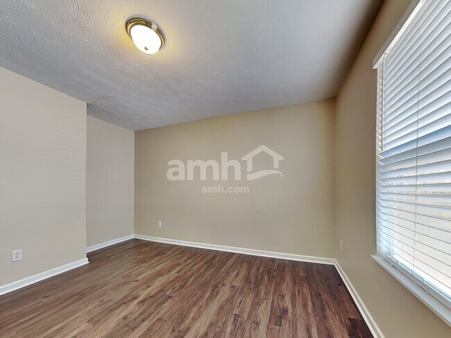 Building Photo - 32 Ascot Glen Dr