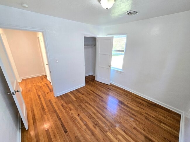 Building Photo - CHARMING 2 BEDROOM SINGLE FAMILY
