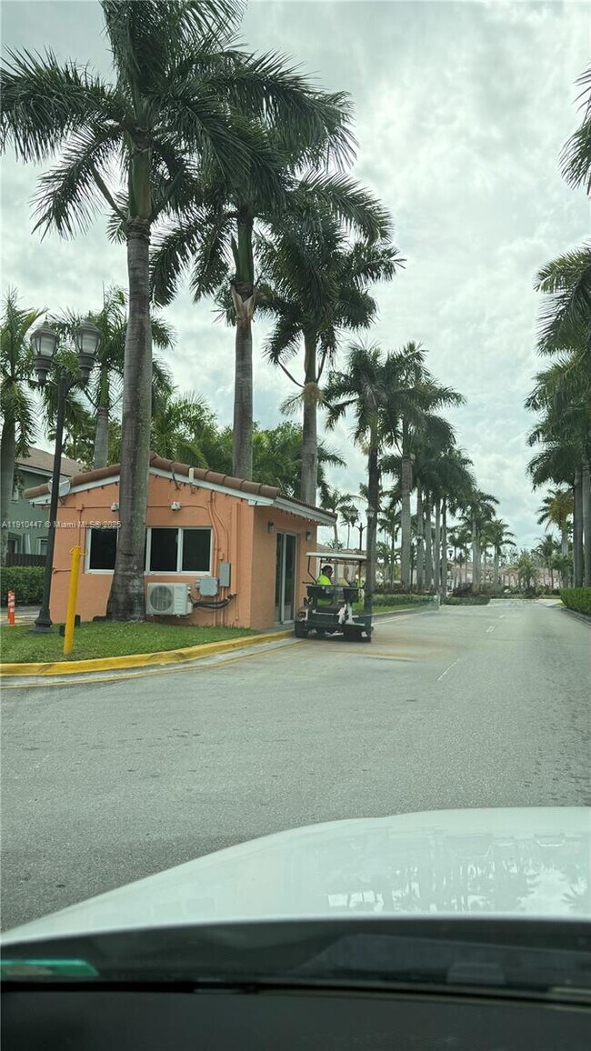 Building Photo - 1692 SE 29th Ct