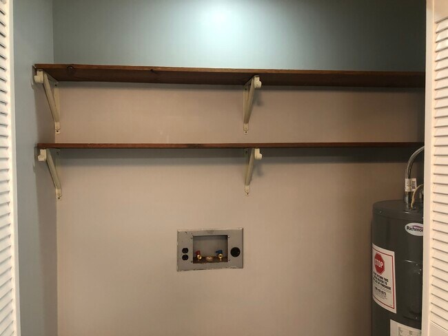 Building Photo - 1555 Flintwood Ave