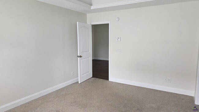 Building Photo - 213 Summerstone Bend