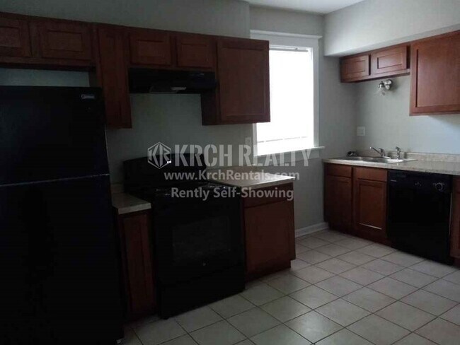 Building Photo - Large, Open House with 3 Bedrooms and 2 Ba...