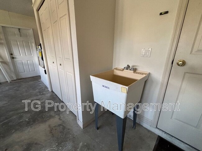 Building Photo - 20 Clarendon Ct N