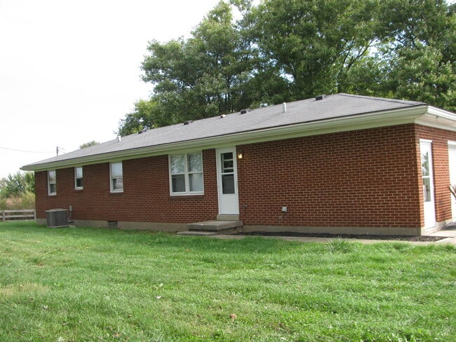 Building Photo - Private Setting Great Location Brick Home For Rent