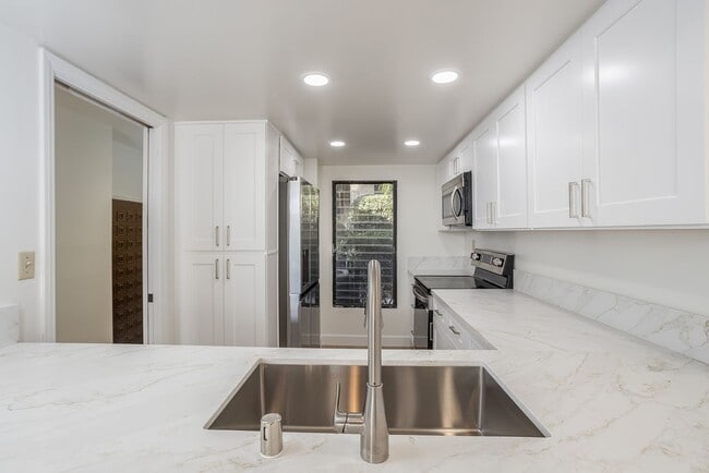 Building Photo - Charming 1 bedroom home in the Tranquil Casitas De La Costa Community.