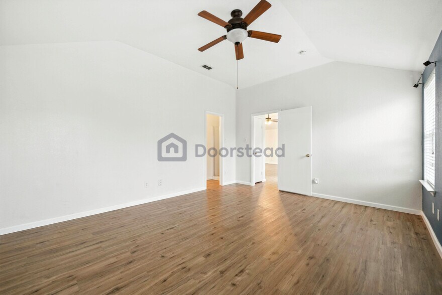 Building Photo - 523 Elk Run Dr