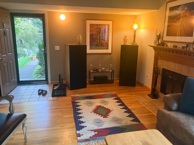 Living Room - 421 W Sycamore Ct